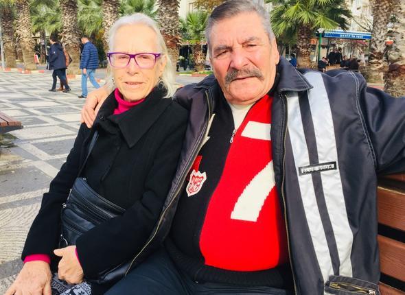 Silivri sahilinde zaman zaman yry yapan sanat, kendisine ilgi gsteren vatandalarla sohbet edip hatra fotoraf ektiriyor.