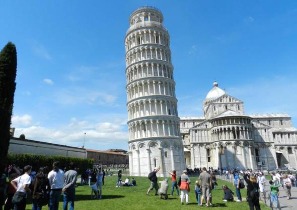 Doru mu yanl m?    talyanlarn bu nl an kulesi aslnda dik olarak tasarlanm. Fakat yapld tarih olan 1173 ylndan itibaren temeldeki yumuak zemin sebebiyle gneye doru kaymaya balam.