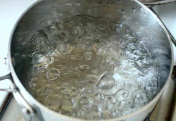 Suya tuz atarsanz daha abuk kaynar<br>    Aslna bakarsanz tuz attnzda kaynama sresini uzatrsnz.