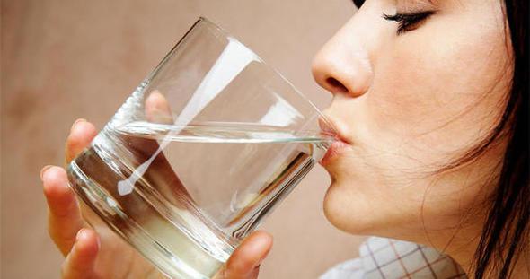 Doru mu yanl m?    Biroumuz yemek yerken su imenin kilo aldracan dnrz. Ne kadar susasak da su imeyi yemekten 1-2 saat sonrasna saklarz veya yemee balamadan ieriz. Kulaktan dolma bu inancn tersine yemek srasnda su imek kilo aldrmaz, tam tersi itah yattrmaya yardmc olur. Yalnzca sindirim sorunu olanlar yemek srasnda su imemeli.