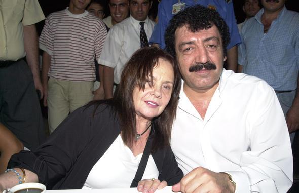 Mhim olan ey hayatta olmasyd, bu kadar insan onu seviyor. Ben gideceim diye evin btn radyatrlerini deitirdim, bakmn yaptm. Onu bir gn karma aldm, &#8216;Mslmcm, bak ben rahatszm aniden gidebilirim ama haftasna sen bir kadn al, iyi veya kt evlen&#8217; dedim. Bana &#8216;sen deli misin byle eyler dnyorsun? Niye sen leceksin, dmanlar lsn...&#8217;