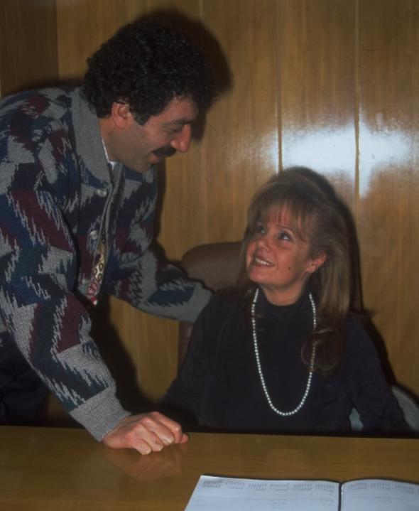 Eline balamasn alp geliyordu, &#8220;Hadi, hadi bala; &#8216;u Dalarda Kar Olsaydm&#8217; syle&#8221; derdi. Ben de sylerdim. Btn apartmana konser verirdik, mutfaktan.