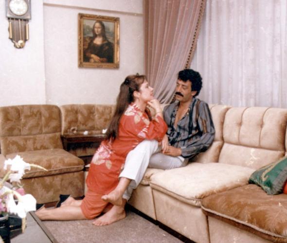 Mslm evde ocuk gibiydi. Darda ok ciddiydi ama evde ok iyiydik. Hakszla kesinlikle tahamml yoktu. Evimizde ok mutluyduk, hibir geimsizliimiz yoktu.