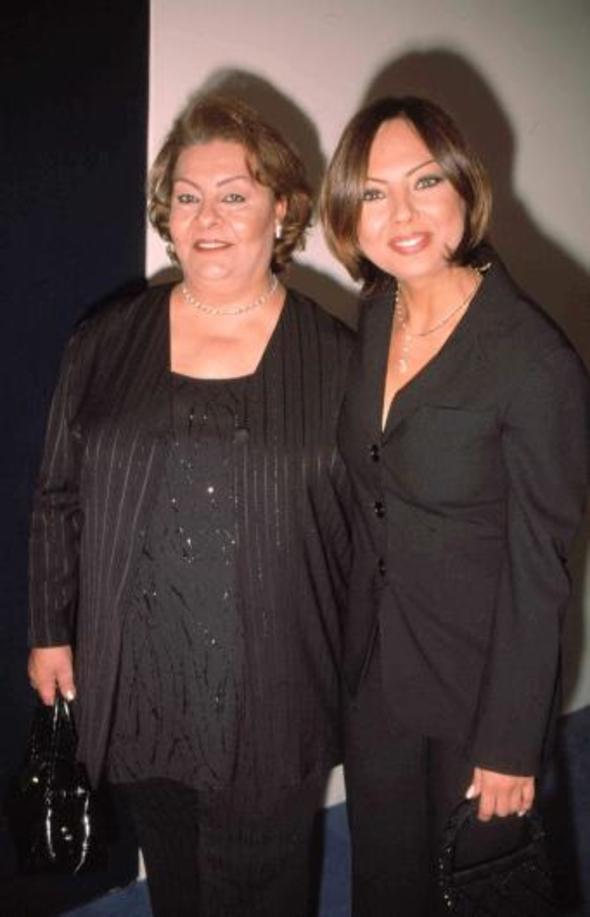 Bir dnem kz ile arasnda sert rzgarlar esen Mjgan Hanm, Ebru Gnde'in annesi.