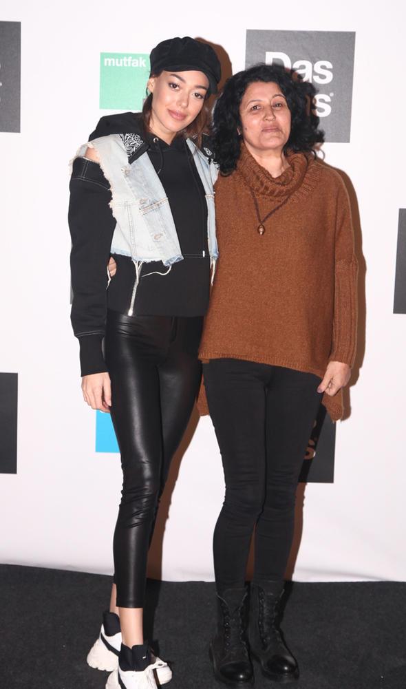 Deniz&#8217;e annesi Hale Temizyrek elik etti. Annesiyle arkada gibi olduunu syleyen nl oyuncu, tarzyla da yine ilgi oda olmay baard.