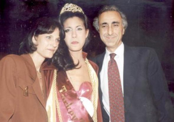 lk kez ala kel'in birincilik tacn takt gece grntlenen Asuman hanm kzn bir an olsun yalnz brakmyor.