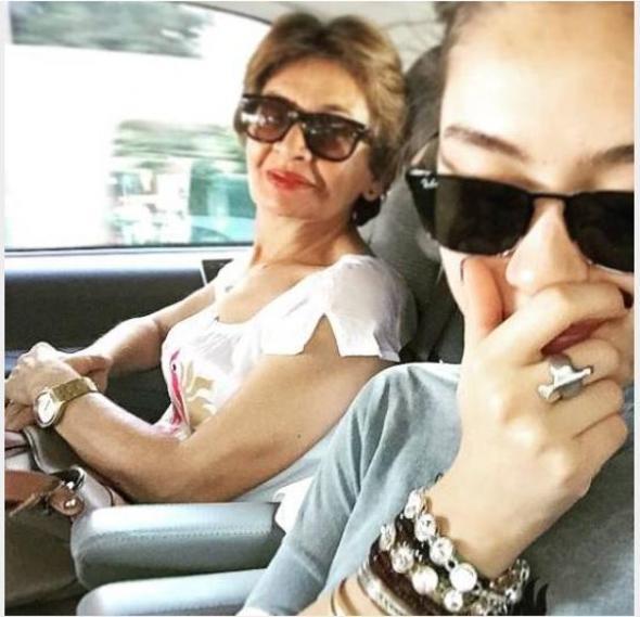 Kadir Doulu ile evlenen Neslihan Atagl annesiyle birlikte ektii bu pozun Instagram hesabnda paylat.