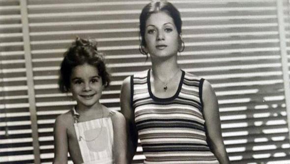 nl arkc Demet Sarolu annesinin doum gnn sosyal medya hesabndan kutlad.