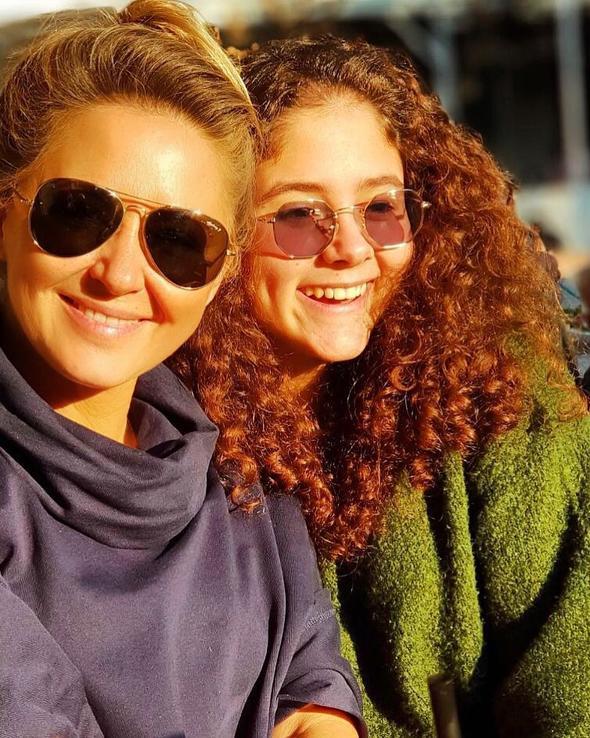 Kznn bir fotorafn paylaan nl arkc altna; O gzel yzn hep glsn... Yolun kl, ansn bol, bahtn gzel... 16. yan kutlu olsun. Sonsuz akm. ' mesajn yazd. Ksa srede ok sayda beeni alan fotorafa ilgi byk oldu. 16 yana basan Maya'nn annesine benzerlii dikkatlerden kamad.