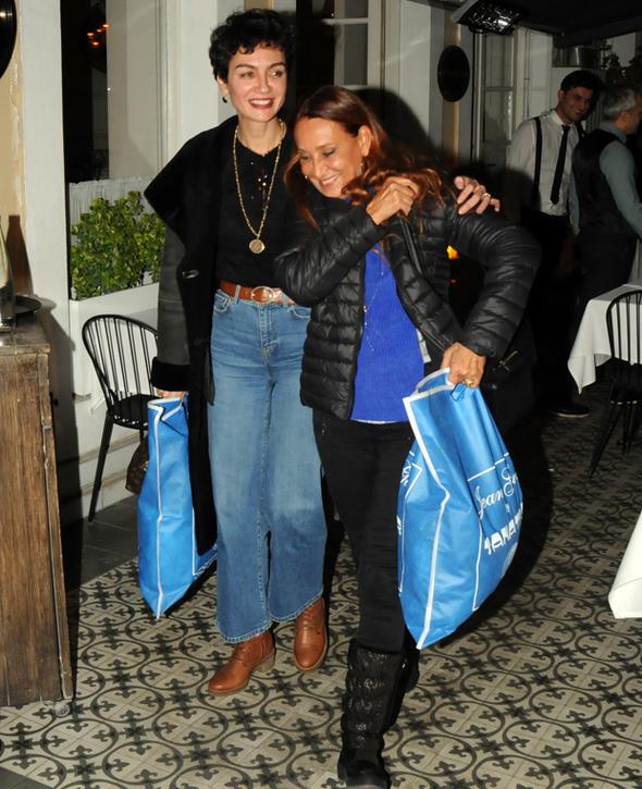 Sosyal medyada annesiyle kna elbise bakarken ekilen fotorafn da paylaan Akalay muhabirlerin &#8220;Evlilik mi var?&#8221; sorusuna &#8220;Hayr, ylesine aka olarak ektik&#8221; diye yant verdi.