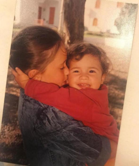 Terim kendi ocukluk fotorafn "Artk kzmn bana da benzediini kabul eder misiniz? notu ile paylat.