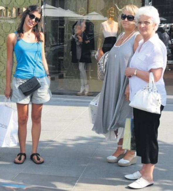 Ayla Saat ilk kez kz Beren Saat ile kt alverite grntlenmiti.