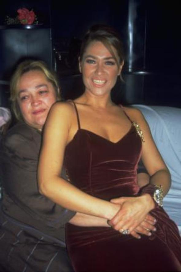 2009 ylnda hayatn kaybeden ve tm Trkiye'nin yakndan tan Emral Hanm, Hlya Avar'n annesi...