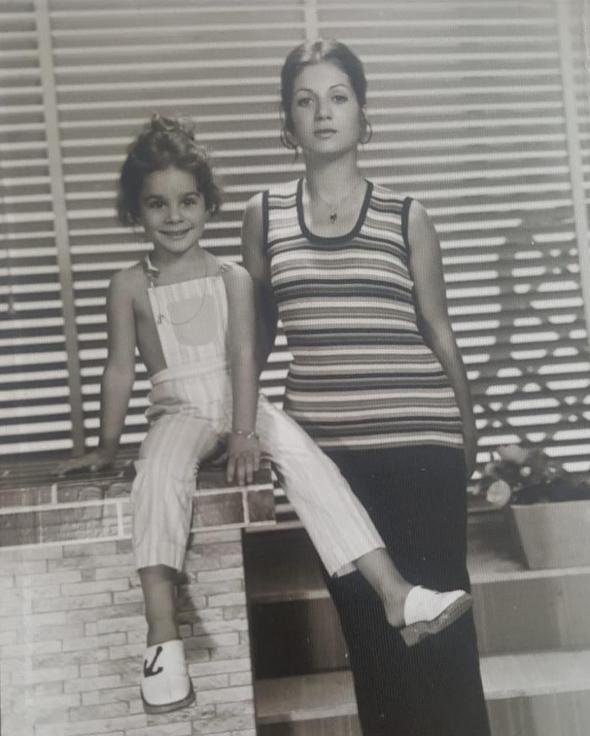 &#8216;yi ki dodun anneciim, iyi ki iyi ki senin kzn oldum. &#8216; mesajyla bu fotorafn yaynlayan Sarolu&#8217;na ve annesine takipileri iyi dileklerde bulundu.