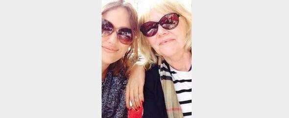 Meryem Uzerli'nin babas Trk annesi Alman.