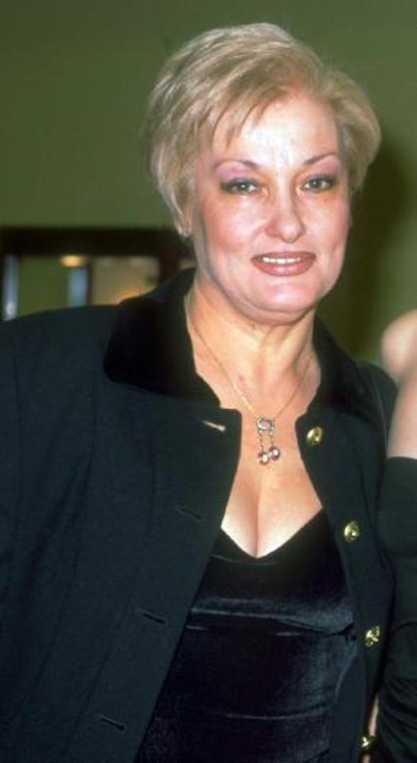 Ev hanm Hlya Hanm'n kz oyunculuu ve sunuculuu ile gz dolduran baarl bir isim.