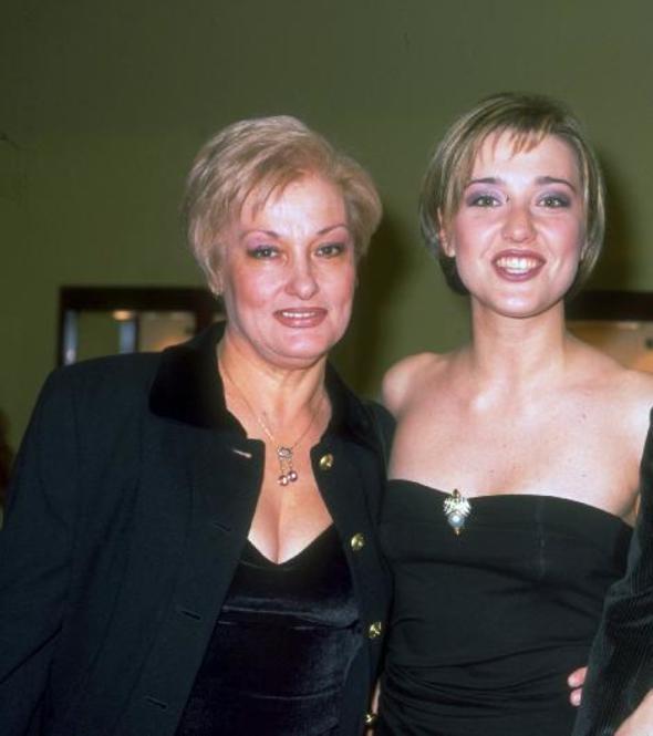 Magazin basnna uzak kalmay tercih eden Hlya Hanm, Berna Lain'in annesi.