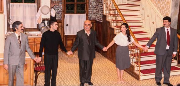 ener en 14 sene sonra yeniden tiyatroya dnd, sanat dnyas onu izlemek iin DasDas&#8217;a akn etti. Galaya Ylmaz Erdoan, Cem Ylmaz, Engin Altan Dzyatan, Mert Frat, Bra Develi gibi birok nl isim katld.