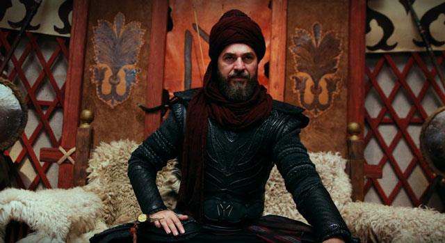 TRT 1 ekranlarnn fenomen dizisi Dirili Erturul, yeni sezonda hikayesiyle izleyiciyi ekrana kilitlemeyi baarrken sevilen dizide srpriz gelimeler de yaanyor. Barollerinde Engin Altan Dzyatan, Cengiz Cokun, Hlya Darcan gibi nl isimlerin yer ald dizinin oyuncu kadrosuna, son olarak Sava dizisinin yldz dahil edildi.