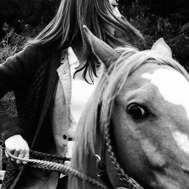 Gzel oyuncunun Instagram hesabndan ata bindii bir fotorafn paylamas da yeni projesi iin hazrlklara balad ynnde yorumland.