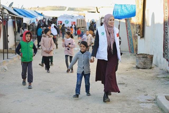 zelik, paylamnn altna ise u notu dmt; "Her fotograf, her gl ayr bir hikaye yazd gnlme. Sanki an iinde an yaand da, biz ksa bir sreliine farkl bir boyuta getik. inde sava, babaszlk, yalnzlk, yokluk ve snma vard ama, biz sadece gnei, glleri, gzellii gryorduk. Masmaviydi gkyz, yemyeildi dnya"