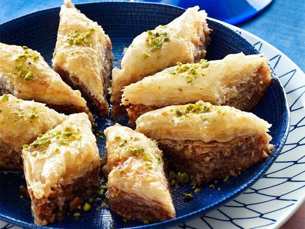 BAKLAVA    40 gramlk baklava ortalama 240 kaloriye denk olacandan dolay 1 buuk saat durmadan dans ederek kalori yakabilirsiniz.