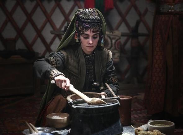 Eli kesilen Soral&#8217;a ilk mdahale ekip arkadalar tarafndan sette yapld. Kanama durdurulsa da olas bir komplikasyona kar hastaneye gtrlen oyuncunun eli pansuman sonras bandajland.