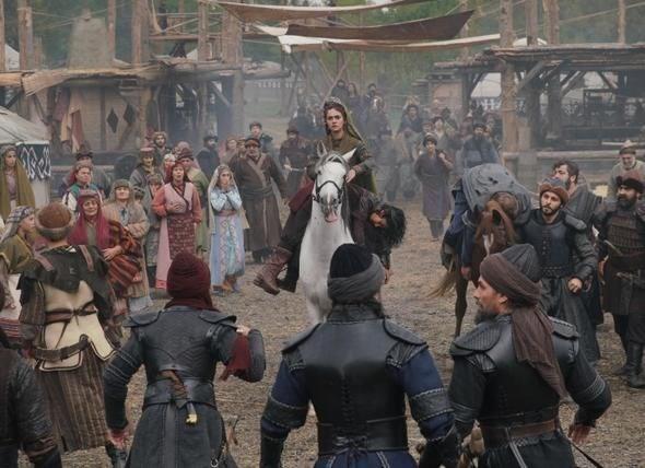 Soral, doktorun olumlu raporu zerine arkadalarnn kar kmasna ramen sete dnd ve ekimlere kald yerden devam etti.