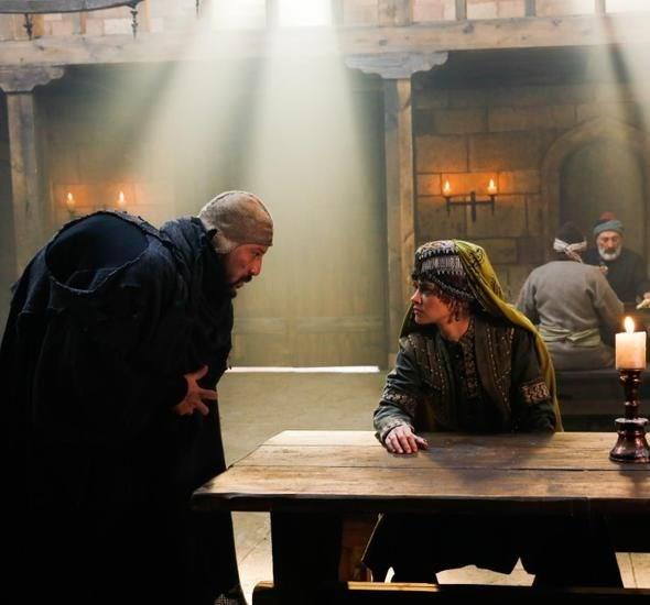 Hrriyet'ten smail Bayrak'n haberine gre; Dizi ekibine bu sezon lbilge Hatun karakteriyle dahil olan Hande Soral, kllarn ekildii sahnede kaza geirdi.