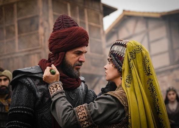 Dirili Erturul dizisinin lbilge Hatun&#8217;u Hande Soral, sette kaza geirdi. Senaryo gerei kllarn ekildii sahnede eli kesilen Soral, ekip arkadalar tarafndan hastaneye gtrld.