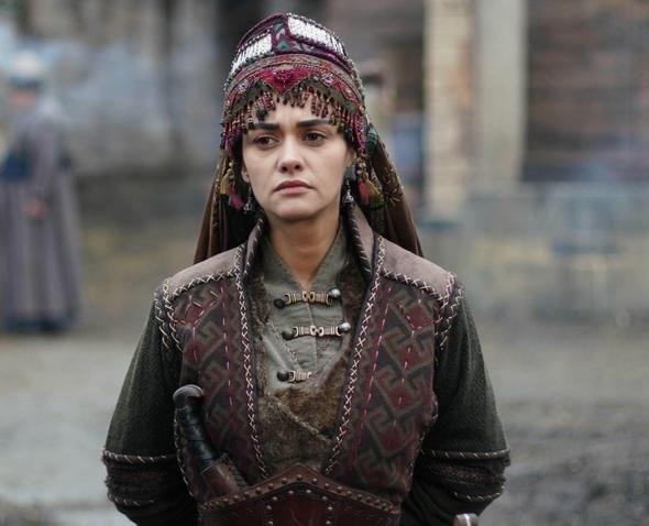 Engin Altan Dzyatan&#8217;n barolde olduu Dirili Erturul dizisinin setinde getiimiz gnlerde korkulu anlar yaand.