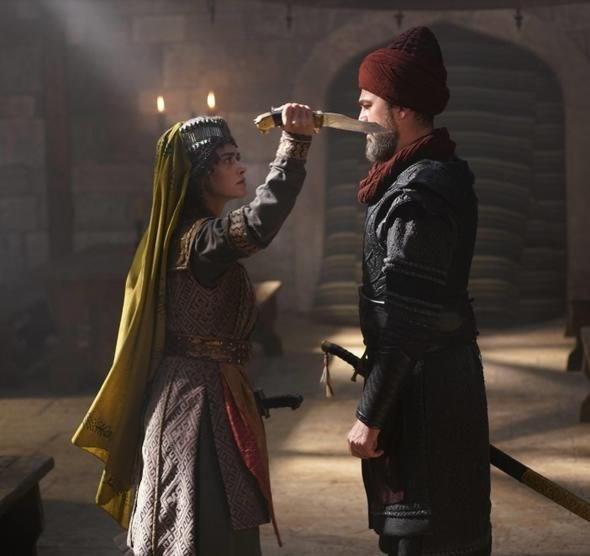 Karsndaki oyuncuya bir anlk dikkatsizlik sonucu olmas gerekenden fazla yaklaan Soral, onun sallad klla yaraland. Bunun zerine ekimler durduruldu.