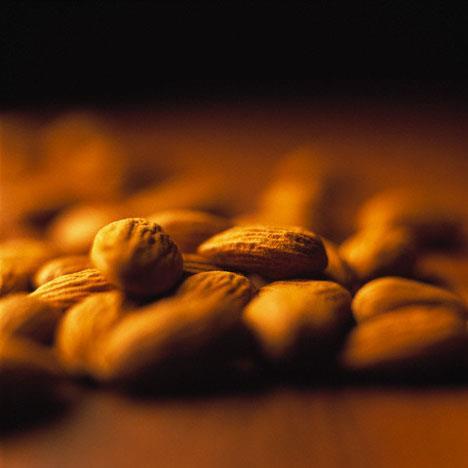 Badem btn kuruyemiler arasnda kilo vermeye daha ok yardmc olan bir yemi.