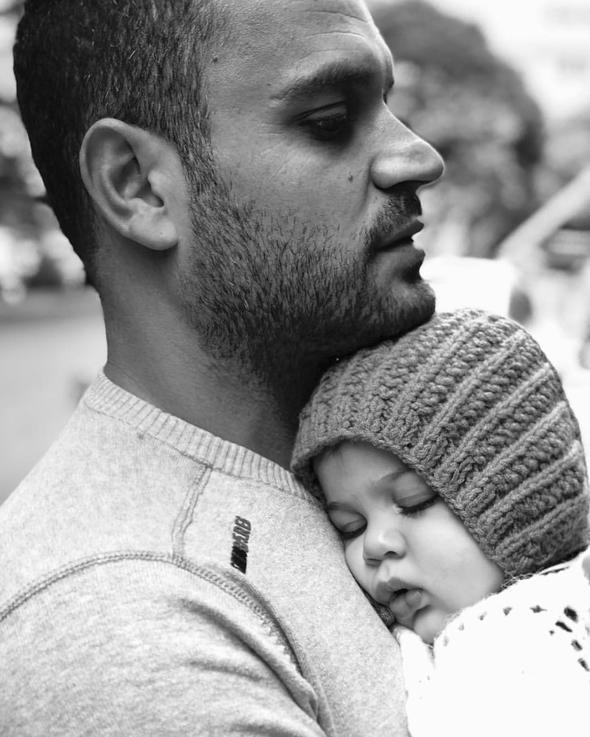 Benim hep televizyona kar ok byk bir ilgim vard. Bir gn bizimkilere syledim &#8216;ben nl olmak istiyorum, dizilerde oynamak istiyorum&#8217; diye abimde &#8216;bir ajansa yazdralm&#8217; dedi.