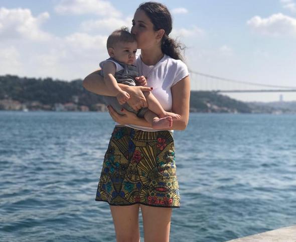 3.5 sezon srd dizimiz, dizi benim yzmden bitmedi. Reytingler azalmt, bitirdiler. u an ben buraya kadar kendi trnaklarmla geldim. imdilik zamanm olumla geiriyorum, bir yandan da projeleri inceliyorum. &#8216;Unutulurum&#8217; diye korkmuyorum, iyi olan bir insan her zaman i yapar. Ben bu konuda kendime gveniyorum.