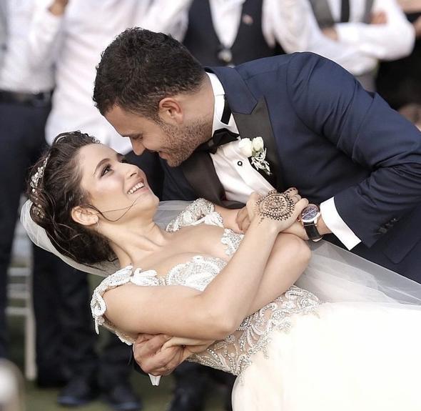 Eimle sette tantk. 3.5 sezon beraber altk, ilk grte ak! ok etkilendik birbirimizden. Evlendik, bebeimiz var. 23 yanda falandm tantmzda. Dizi baladnda ilk sezon sevgili deildik.  arkadaydk. Eim ses teknisyeni. Bir sene beraber altk, birbirimizden ok etkilendik ama ilk balarda alamadk, hep sabrettik iimizde tuttuk ikinci sezonda syledik.