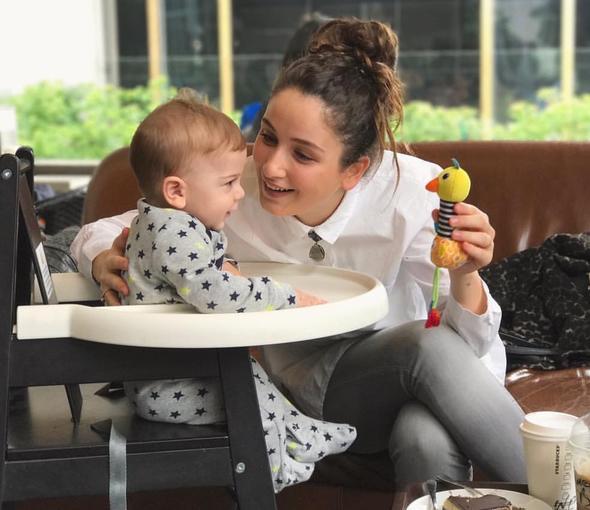 lk biz de ok ardk, evliliimiz ok yeniydi. Bizim iin de erken oldu ama sonra dnnce iyi ki olmu. Hamileliimin son ayna kadar altm. Oynadm karakter nemli bir karakterdi bizde dizi bitene kadar devam ettik.