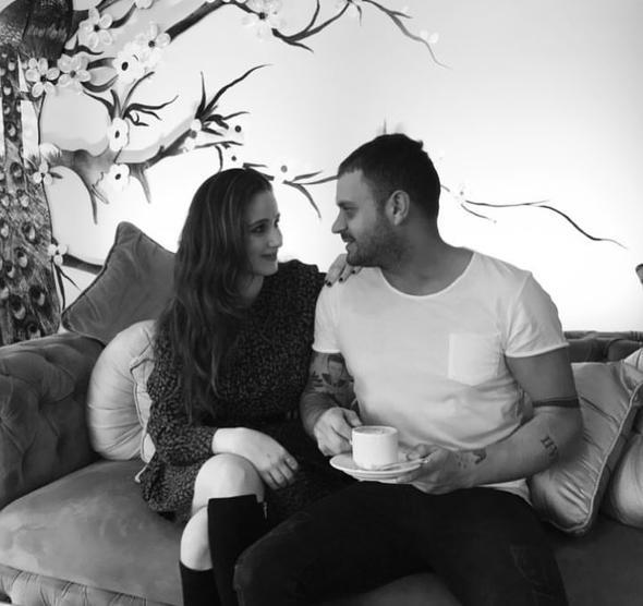 2 ayda nianlandk, 7 ay sonra da evlendik. Sonra da ocuumuz geldi dnyaya. &#8216;Evlenmeden hamile kald&#8217; diyenler oldu. Bizim uzun sren bir ilikimiz vard. Evlendik. Balayndan dndk her ey harika doktor kontrolne gittik bebeimiz olacan rendik.