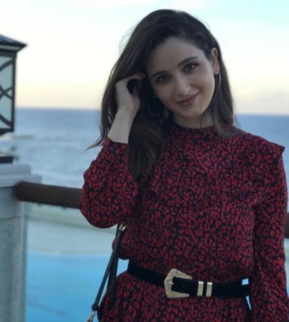 10 saniyelik bir reklam ekimiydi. Yedi gn boyunca ektiler. Annem en sonunda kriz geirip &#8216;ocuklarm eve gnderin&#8217; demiti. Hi bu kadar uzun saatler alt bilinmiyordu. Sadece yedi saniyelik ekimdi. Reklamdan sonra btn akrabalar babam aramaya balad. Ama hayal ettiim ekranda olmak harikayd.