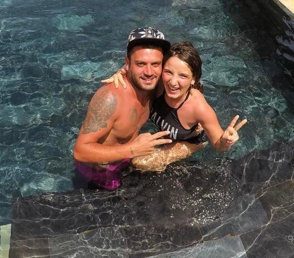 ocuklar tek tek kamera nne geiyor anlatyorlar ben de onlar izliyorum. ocuklar &#8216;piyano alyorum, bale eitimi aldm&#8217; dediler.  Ben de kendimi dndm &#8216;piyano alamyorum, bale eitimim yok ama olsun falan&#8217; dedim. Sra bana geldi. &#8216;Gke ben, ok istiyorum, saa dndm sola dndm&#8217; &#8216;tamam&#8217; dediler.