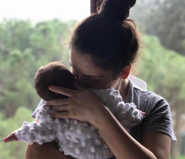 Olumu parka gtryorum oradaki veliler de &#8216;niye acele ettin, niye bu kadar erken evlendin&#8217; diyorlar. Aslnda erken deil benim iin nk ben ocuklar ok ar seven bir tipim. Bir de ocua bakabilmek enerji meselesi, u an bile ok yoruluyorum. Bence doru zaman olduunu dnyorum. Anne olmak iin de hazrdm. ok planladmz bir ey deildi ama yine de ok mutluyum.