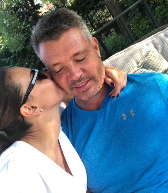 . Boanma sonras kendinden 18 ya byk Sadettin Saran&#8217;la ak yaamaya balayan 36 yandaki Srp arkc, Saran' zecek szler sarf etti.