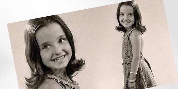 Omuzlarna dklen salar, fistolu elbisesi ile objektife kaamak bir gl atan bu kz ocuunu tandnz m?