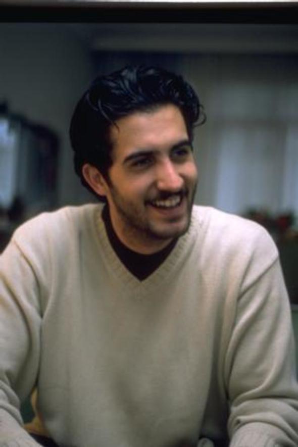 Daha sonra oyunculua balad ve "Ylan Hikayesi" dizisindeki "Komiser Memoli" rolyle bir anda milyonlarn sevgilisi oldu.