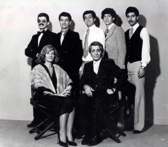 SHEYL - BEHZAT - NEJAT UYGUR    Elence programlarnn renkli sunucular Sheyl ve Behzat Uygur kardeler Trk izleyicisinin kalbinde ayr bir yere sahip.