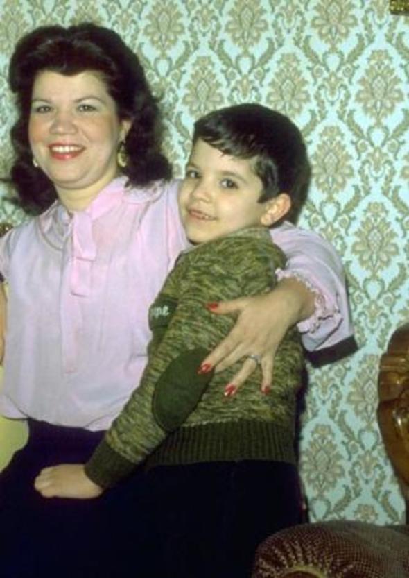 KENAN - YURDAER DOULU    Yurdaer Doulu'nun Serpil Doulu ile olan evliliinden olan Kenan Doulu, 1974 ylnda dodu.