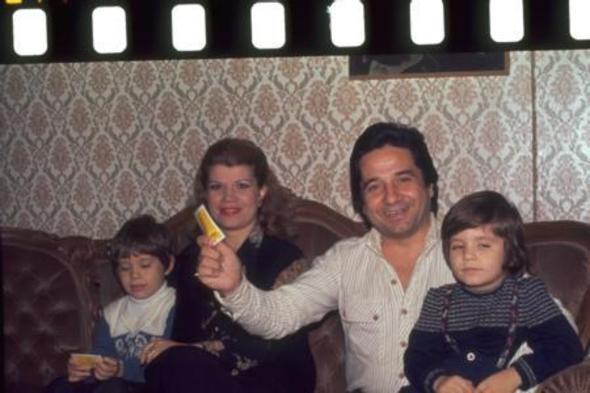 Kenan Doulu, uzun yllar mzik piyasasna emek veren babasnn izinden yrmeyi tercih etti ve ocukluk yllarndan itibaren abisi ile birlikte mzik almalarna arlk verdi.