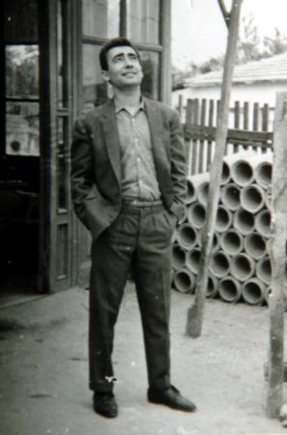 Belediye tiyatrosunda sahneye kmaya balayan ener en, Szde Kzlar filmi ile sinemaya adm att.