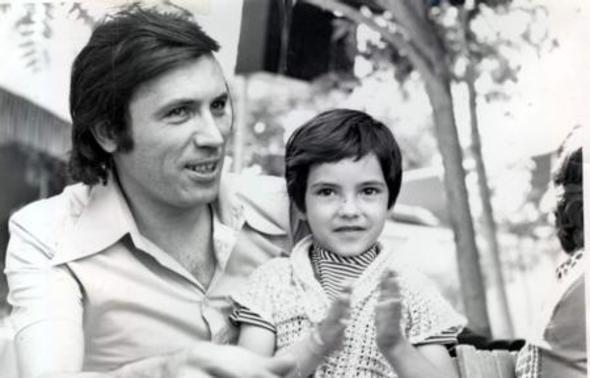 YEM - DURSUN SALKIM    Bir dnemin nl ses sanats Dursun Salkm'n kz Yeim Salkm, baba mesleini seenlerden.