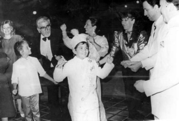 AL - KEMAL SUNAL    Komedi filmlerinin unutulmaz oyuncusu merhum Kemal Sunal'n olu Ali Sunal babas gibi oyunculuu seti.